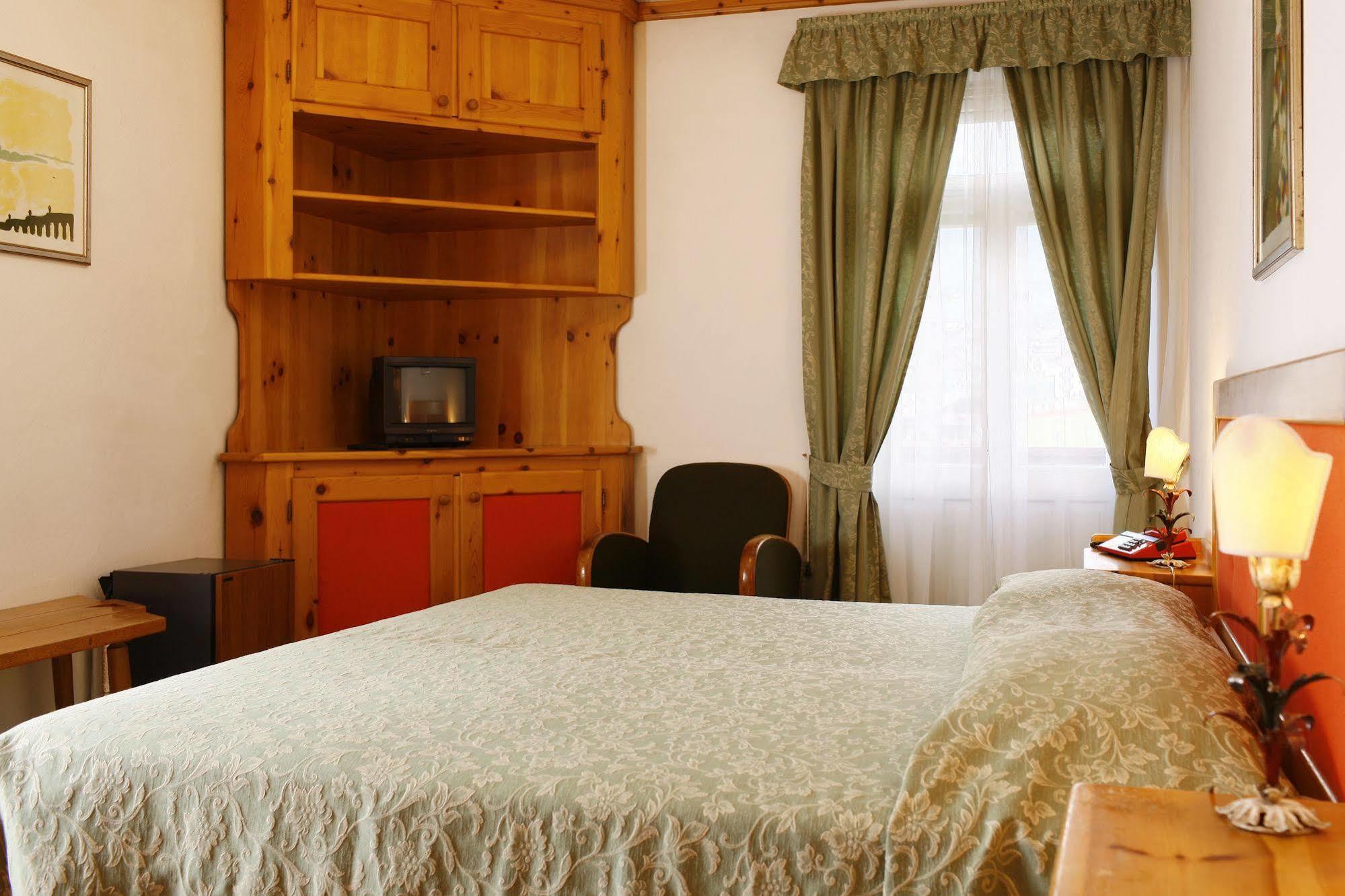 Hotel Corona Cortina dʼAmpezzo Zewnętrze zdjęcie